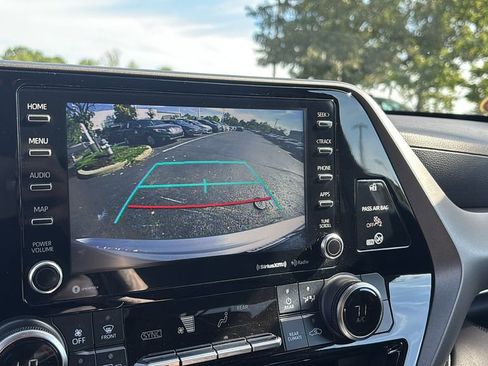 Used 2020 Toyota Highlander LE image 22