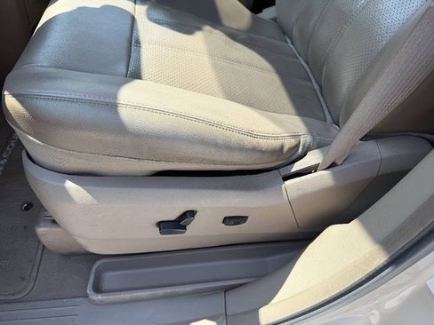 Used 2012 Chrysler Town & Country Touring-L w/ Entertainment Group #2 FWD image 16