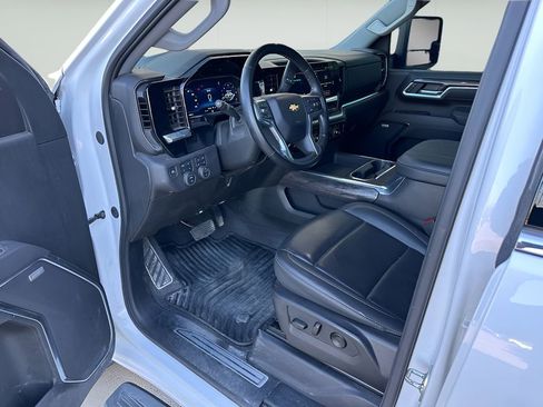 Used 2025 Chevrolet Silverado 2500 LTZ w/ LTZ Convenience Package AWD/4WD image 12