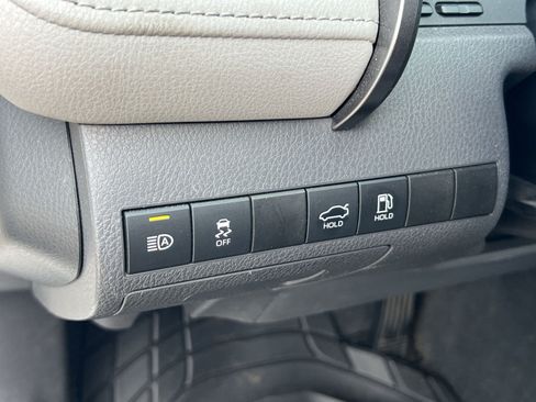 Used 2020 Toyota Camry SE w/ Sunroof Package FWD image 30