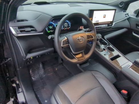 Certified 2025 Toyota Sienna Platinum image 9