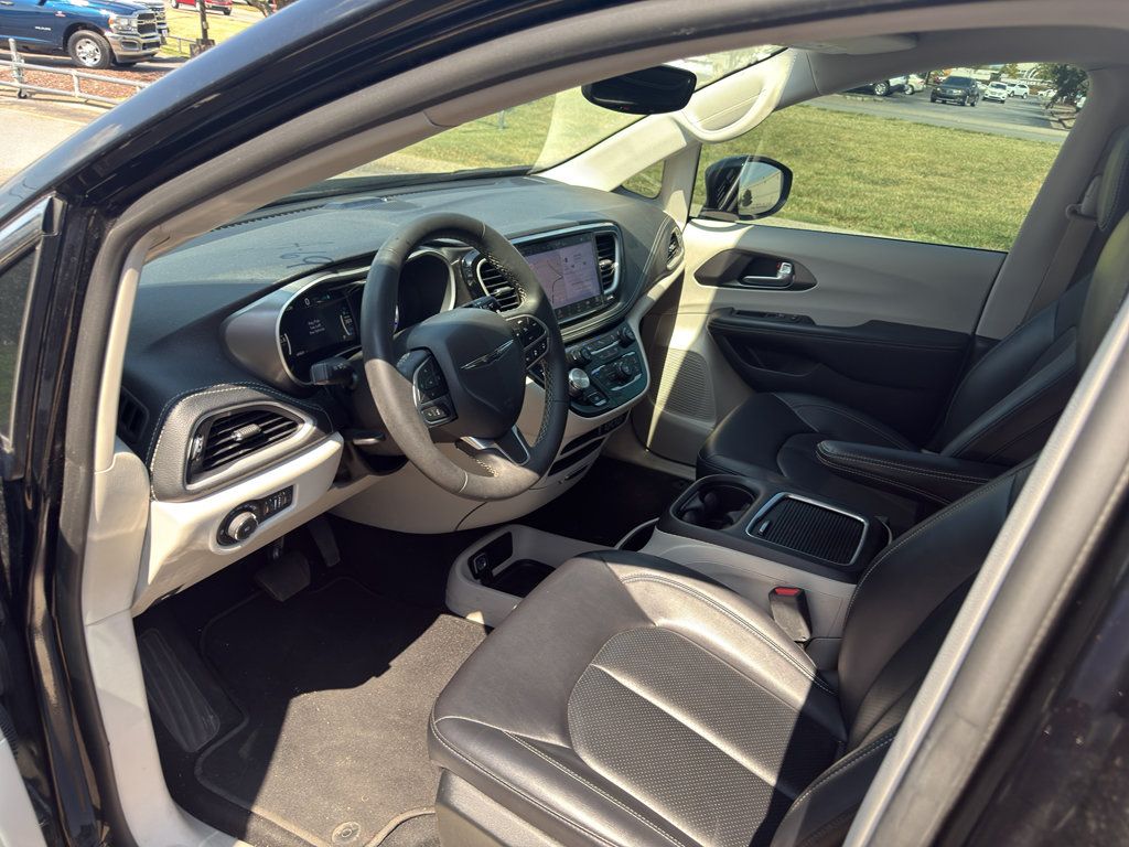 Used 2024 Chrysler Pacifica Limited FWD image 8