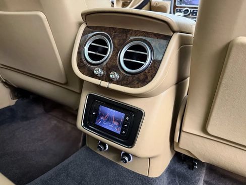 Used 2017 Bentley Bentayga AWD/4WD image 32