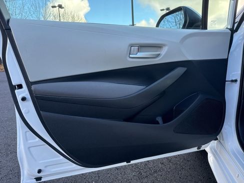 Used 2020 Toyota Corolla LE image 11