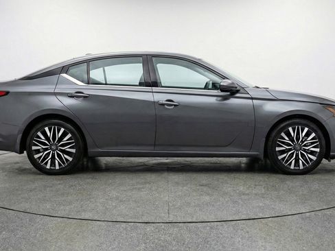 Used 2025 Nissan Altima 2.5 SV FWD image 8