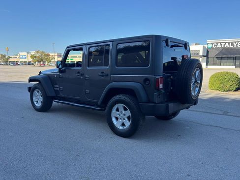 Used 2018 Jeep Wrangler Unlimited Sport S AWD/4WD image 3
