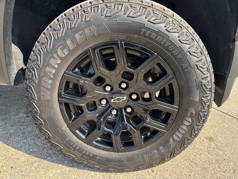 Used 2024 Chevrolet Colorado Trail Boss w/ Technology Package image 7