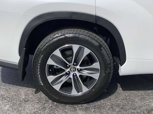 Used 2026 Toyota Highlander XLE AWD/4WD image 3