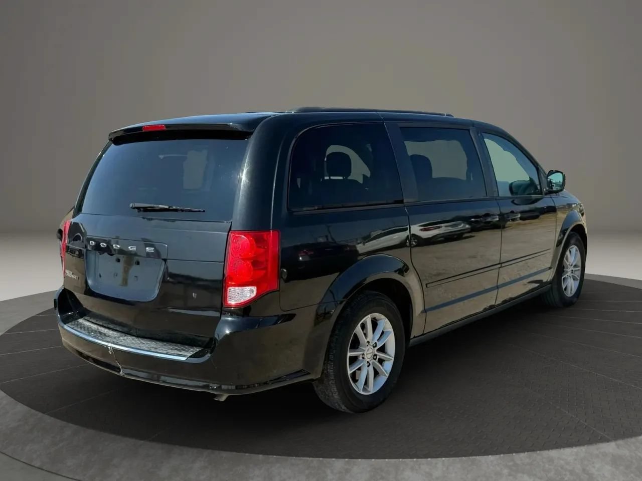 Used 2015 Dodge Grand Caravan SXT FWD image 2