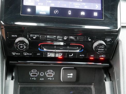 Used 2023 Jeep Grand Cherokee Altitude AWD/4WD image 23