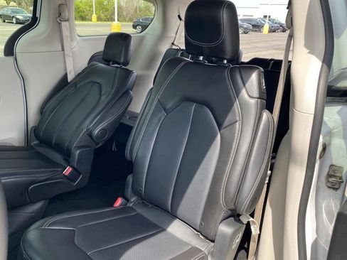Used 2024 Chrysler Pacifica Touring-L FWD image 17