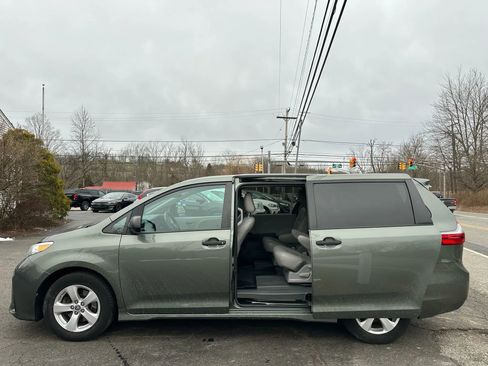 Used 2020 Toyota Sienna L image 35