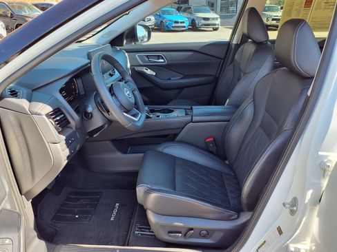 Certified 2024 Nissan Rogue Platinum w/ Platinum Premium Package image 11