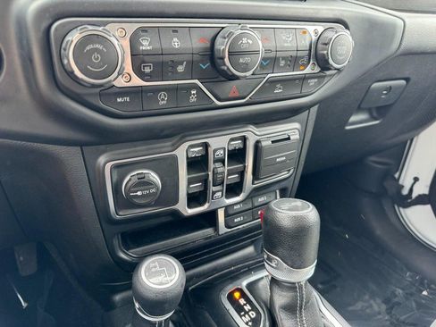Used 2022 Jeep Wrangler Unlimited Sahara w/ Cold Weather Group AWD/4WD image 16