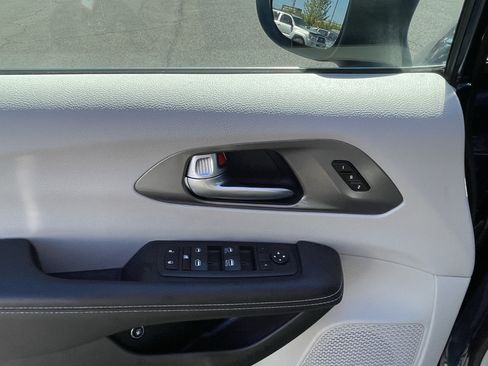Used 2023 Chrysler Pacifica Touring-L FWD image 17