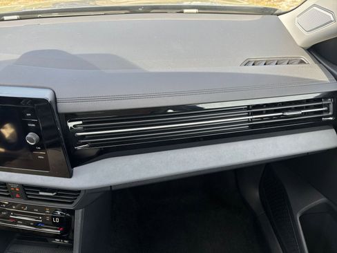 Used 2025 Volkswagen Jetta SE FWD image 36