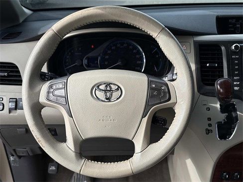 Used 2011 Toyota Sienna XLE image 19