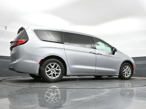 Used 2023 Chrysler Pacifica Touring-L FWD image 41