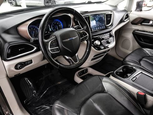 Used 2018 Chrysler Pacifica Touring-L Plus w/ Advanced Safetytec Group FWD image 2