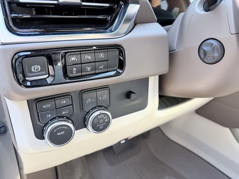 Used 2025 GMC Yukon XL Denali w/ Sun & Power Step Package image 6