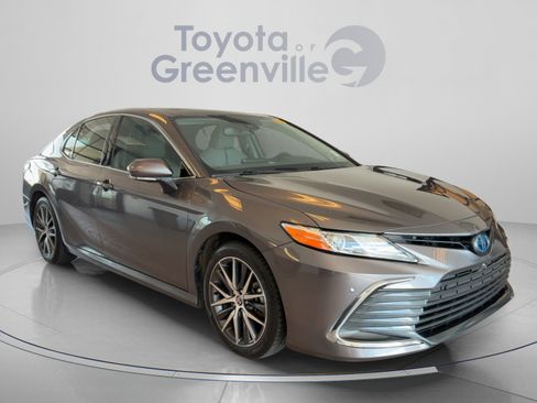 Used 2022 Toyota Camry XLE w/ Navigation Upgrade Package FWD image 8