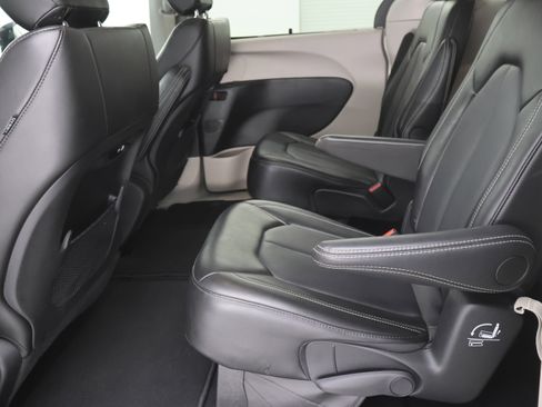 Used 2024 Chrysler Pacifica Touring-L image 36