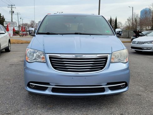 Used 2013 Chrysler Town & Country Touring-L w/ Driver Convenience Group image 11