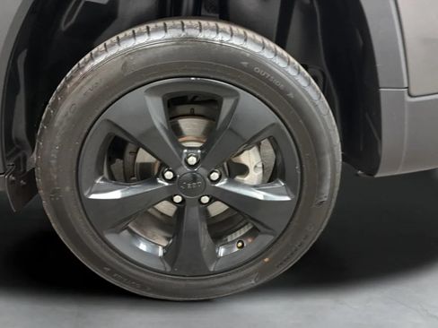 Used 2018 Jeep Cherokee Latitude w/ Altitude Package FWD image 27