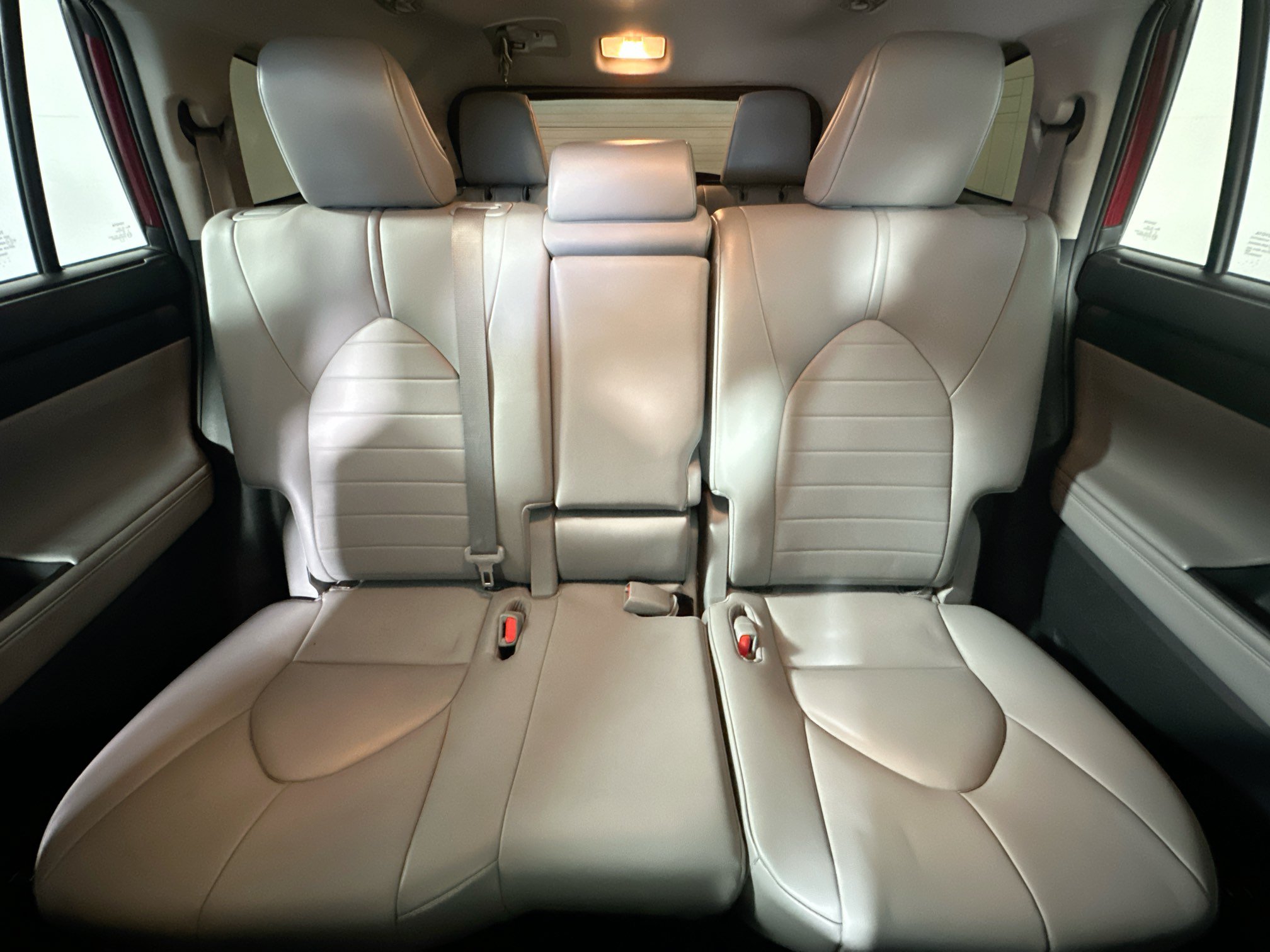 Used 2021 Toyota Highlander XLE AWD/4WD image 30
