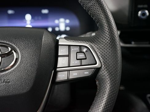 Used 2025 Toyota Sienna Limited image 13