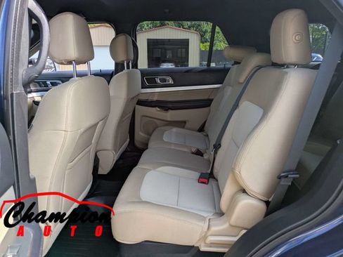 Used 2017 Ford Explorer XLT FWD image 18