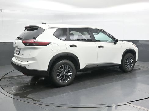 Used 2024 Nissan Rogue S AWD/4WD image 3