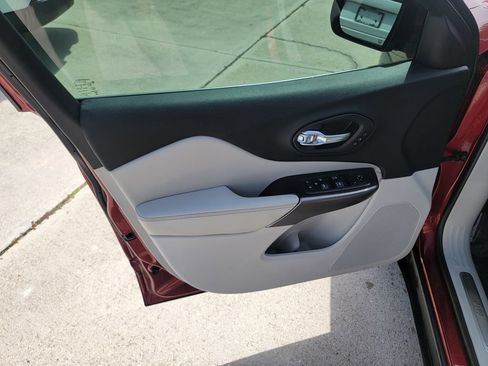 Used 2020 Jeep Cherokee Limited FWD image 10