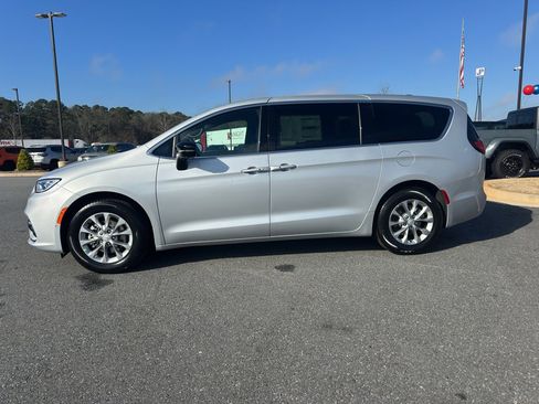 New 2026 Chrysler Pacifica Limited image 3