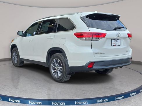 Used 2019 Toyota Highlander XLE w/ Carpet Mat Package (TMS) AWD/4WD image 8