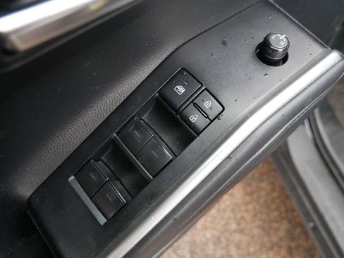 Used 2021 Toyota Highlander XLE image 35