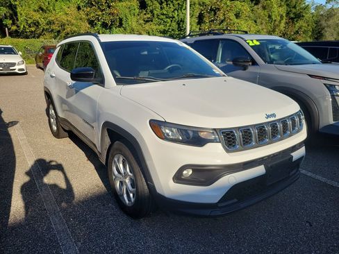 Used 2024 Jeep Compass Latitude AWD/4WD image 2