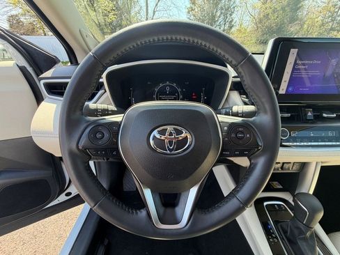 Used 2023 Toyota Corolla Cross XLE w/ Convenience Package image 15