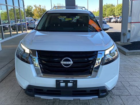 Certified 2025 Nissan Pathfinder SL FWD image 2