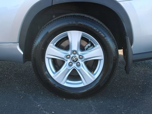 Used 2024 Toyota Highlander LE AWD/4WD image 17