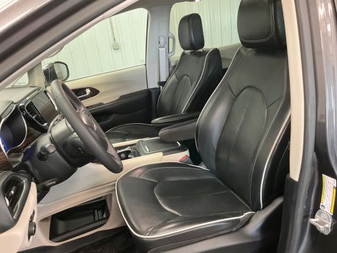 Used 2022 Chrysler Pacifica Limited AWD/4WD image 12