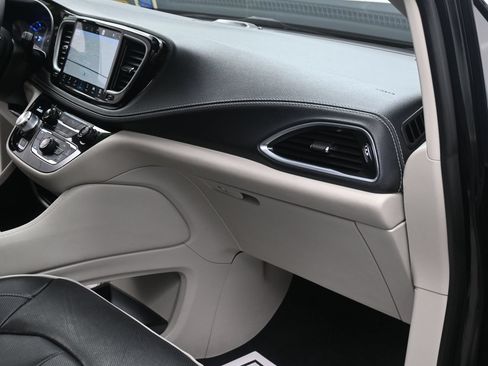Used 2023 Chrysler Pacifica Limited FWD image 28