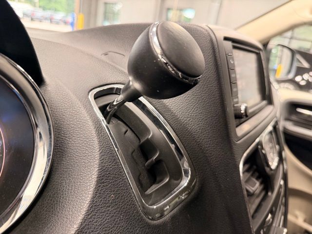 Used 2015 Chrysler Town & Country Touring-L w/ Driver Convenience Group FWD image 31