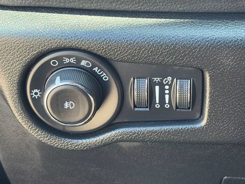 Used 2025 Chrysler Pacifica Limited FWD image 65