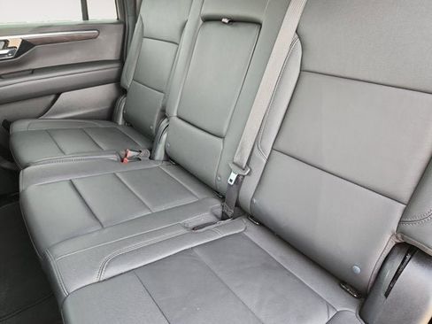 Used 2025 Chevrolet Suburban Z71 image 13