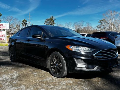 Used 2019 Ford Fusion SE image 1