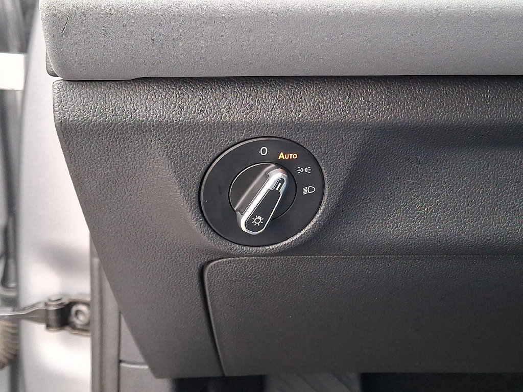 Used 2025 Volkswagen Jetta SE FWD image 26