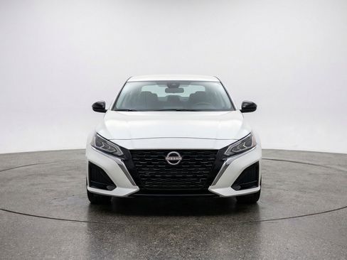 Used 2025 Nissan Altima 2.5 SV FWD image 2
