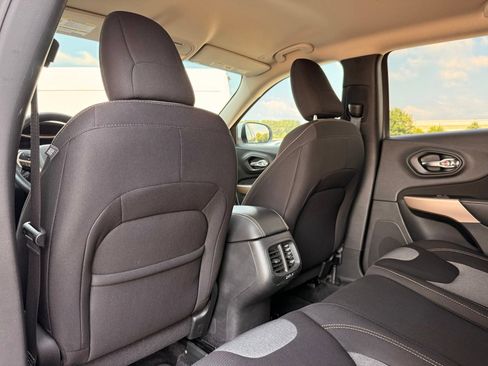 Used 2018 Jeep Cherokee Latitude w/ Safety Group AWD/4WD image 18