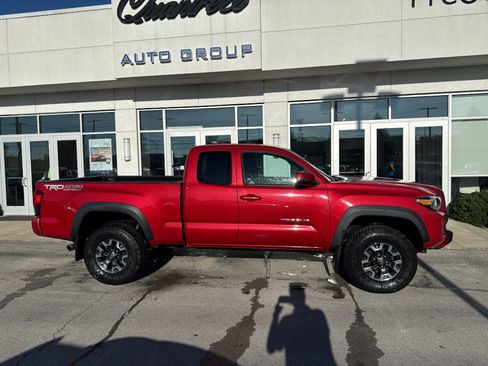 Used 2018 Toyota Tacoma TRD Off-Road w/ Technology Package AWD/4WD image 2